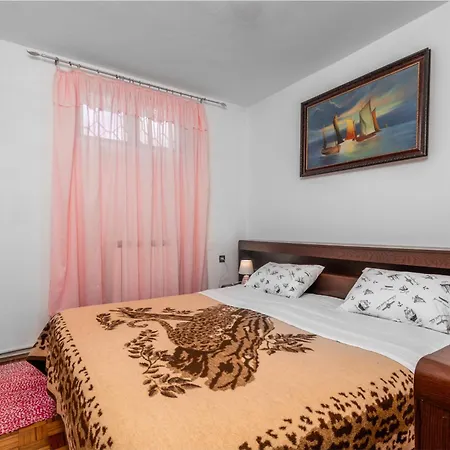 With Parking Space - 2252 Pula